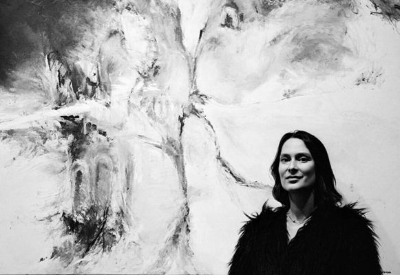 Мария Панченко возле своей картины Оut («Выход») в Rabbithole Gallery (Нью-Йорк, США). Картина маслом была написана  за пару месяцев, ее размер – 160 х 120 см