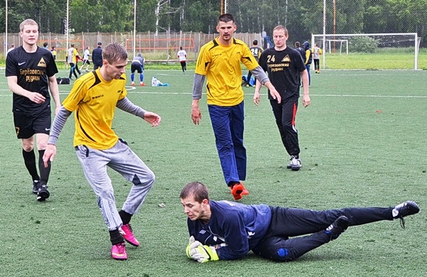 Футболисты «Горняка» (в черном) обыграли команду КМС