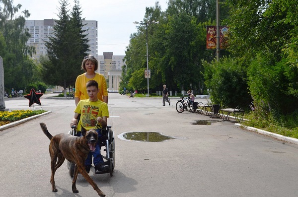 Татьяна с сыном Антоном очень любят гулять в парке. Раньше они специально ездили на прогулку в Екатеринбург. Сейчас возможность прогуляться самостоятельно и без видимых препятствий есть и на улицах Берёзовского
