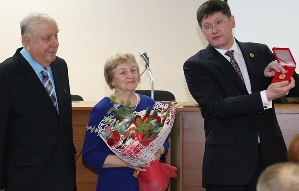 Станислав и Эльвира Маховы принимают поздравления и медаль «Совет да любовь» за 50 лет совместной жизни от главы города Евгения Писцова