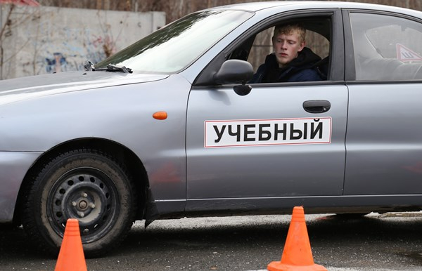 Студент техникума «Профи» Станислав Борисюк успешно преодолел препятствия на родном автодроме