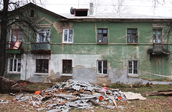 Капремонт дома № 27 в Первомайском поселке ведется неспешно, что не устраивает как жителей, так и контролирующие органы. Фото сделано 26 октября 2015 года