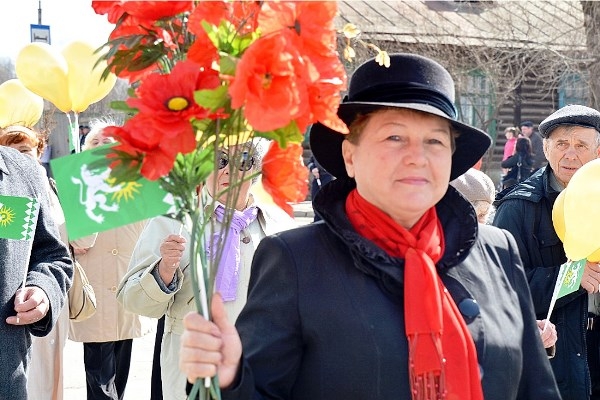 Валентина Гущина на первомайской демонстрации в Берёзовском, 2014 год