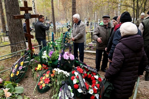 В последний путь Дмитрия Константинова проводили отец, мать, сестра и многие односельчане. Проститься с охотником на кладбище собрались более 50 человек.