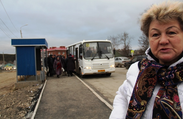Обустройство территории вокруг остановки курировала депутат Валентина Гущина