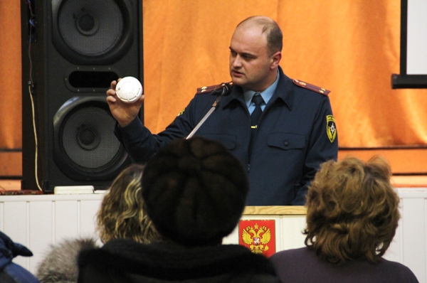 Начальник Госпожнадзора Максим Федяев убеждает жителей Кедровки использовать в своих жилищах пожарные извещатели