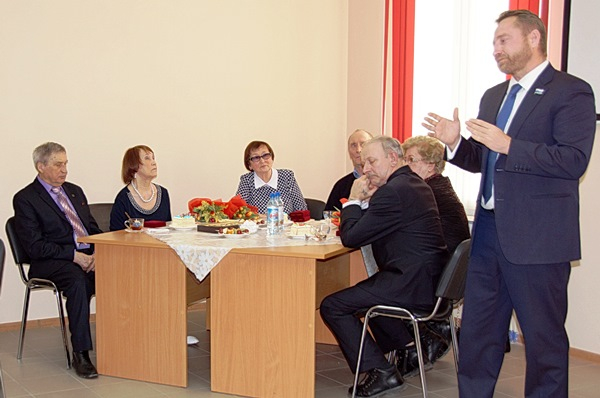 Вячеслав Брозовский в своей общественной приемной приветствует пары, удостоенные почетного знака «Совет да любовь»