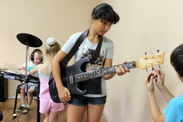 Диана Юн, Лиза и Тимофей Елизаровы сразу проявили интерес к музыкальным инструментам, пока родители занимались ремонтом