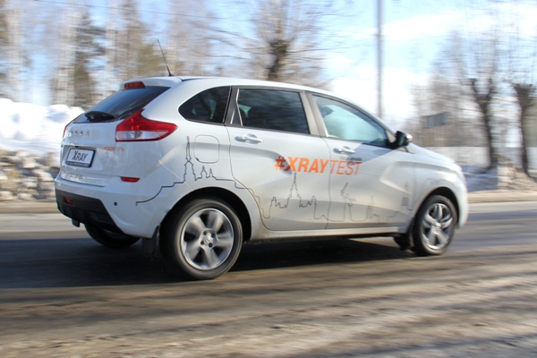 «Лада Икс Рей» во время тест-драйва на объездной дороге в Берёзовском