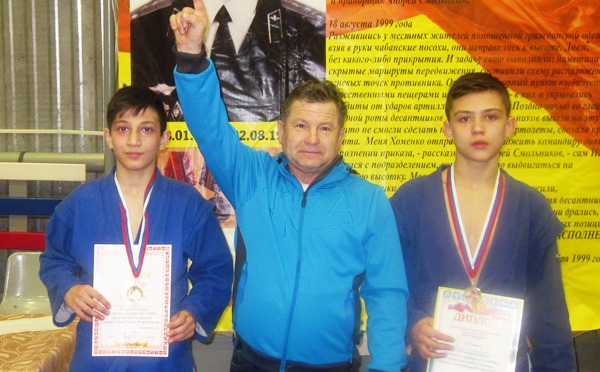 Победители соревнований и тренер Василий Ячменев