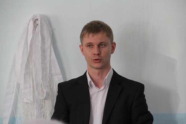 Антон Еловиков во время отчёта главы Берёзовского в посёлке Островном. 14 февраля 2017 года