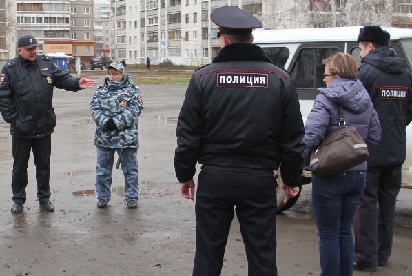 Сотрудники полиции во время охраны общественного порядка на Торговой площади города Берёзовского