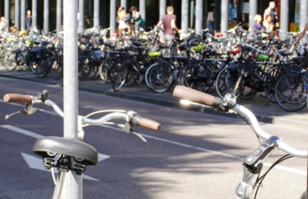 Скопление двухколесного транспорта на одной из центральных улиц Амстердама