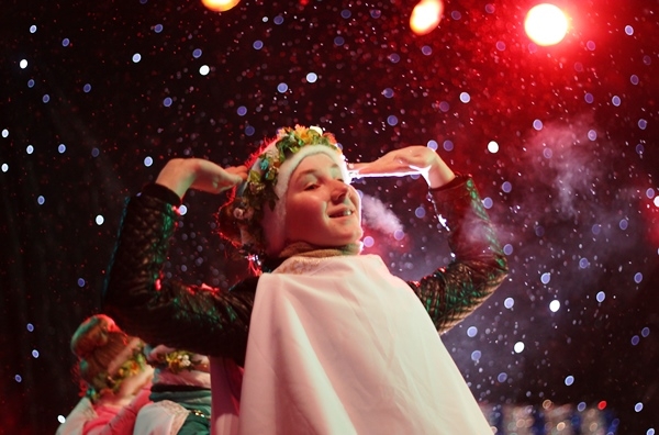 Новогоднее представление «12 месяцев вальса» на Торговой площади состоялось 29 декабря 2015 года