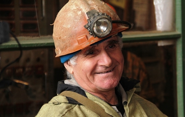 Почётный гражданин Берёзовского Эвальд Мартин перед спуском в шахту «Северная», 2012 год