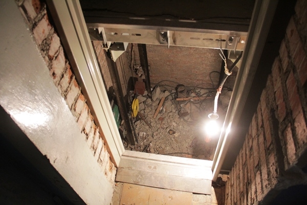 В лифтовой шахте седьмого подъезда дома № 16 по ул. Гагарина работники подрядной организации смонтировали площадку лифта, на которой в дальнейшем будет собрана кабина подъем-ника. Этот дом значится последним в графике выполнения работ