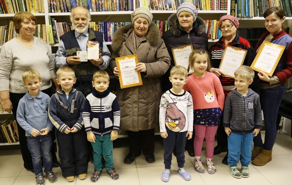 Руководитель клубов при библиотеке в Сарапулке Ольга Перминова (слева) сама подписалась, людей пригласила, но с подарком не ей повезло – ребята из студии «Радуга» в розыгрыше обрадовали других
