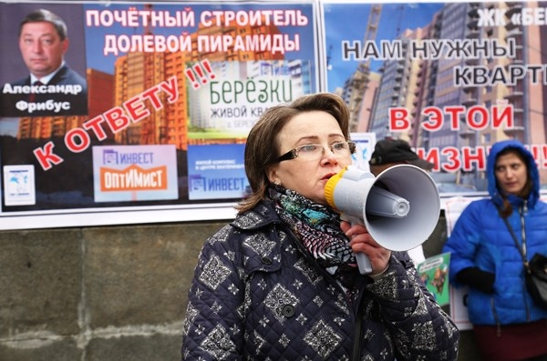 Светлана Колова в числе немногих дольщиков жилого квартала «Берёзки» решила открыто озвучить свою позицию на митинге как по долевому законодательству, так и в отношении компании «БЗСК-инвест», чьи стройки оказались в списке проблемных площадок