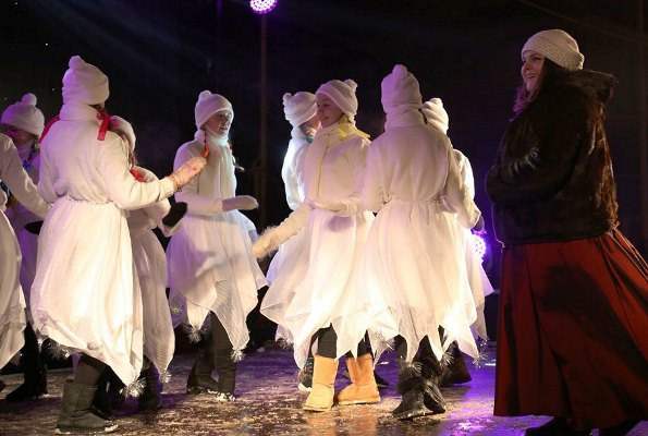Ансамбль танца «Юность» и Елена Брусянина выступают с номером «Белая зима»