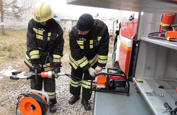 Сотрудники пожарно-спасательной части № 62 готовят гидравлические ножницы для освобождения «застрявшего» водителя машины. Спасателей с таким инструментом привлекают для помощи при дорожных авариях, когда необходима резка металла