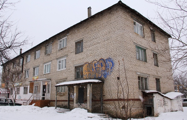 Левую половину бывшего общежития по ул. Лермонтова, 4 занимают коммерческие организации, в правой продолжают жить люди, бывшие сотрудники завода