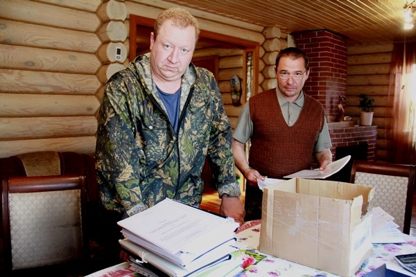 Несколько коробок с проектной документацией скопилось у активистов кооператива «Газ-Первомайский» Василия Таценко и Дмитрия Грачёва. Ситуация развивается таким образом, что по этим бумагам ничего не будет построено