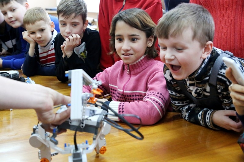 Прыгающий робот школы Microbot вызвал бурю эмоций у детей