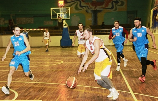 В атаке форвард «BRG-basket» Вячеслав Заботин