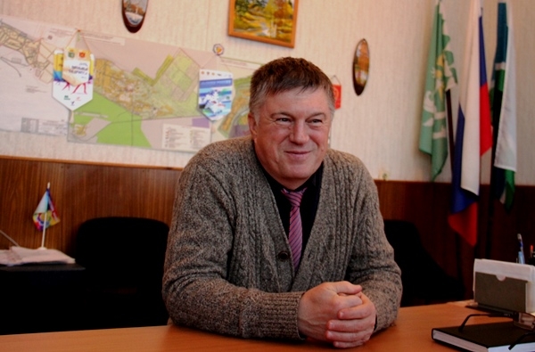 Во время беседы с журналистами Алексея Кокарева часто отвлекал телефон: внимания главы поселка требуют многие местные проблемы