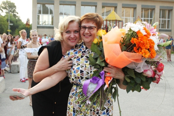 Поздравления принимает руководитель образцового ансамбля танца «Юность» Ольга Вахрушева (справа)