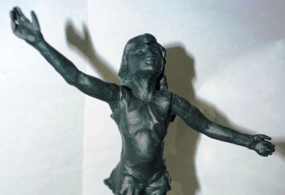 Перед тем как слепить полномасштабную. фигуру девочки, скульптор создала небольшой пластилиновый макет