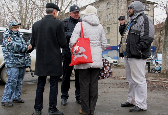 Майор полиции Виталий Червинский (в центре) обратился непосредственно к организатору «потешных выборов»  после того, как сфотографировал данные Ирины Скачковой
