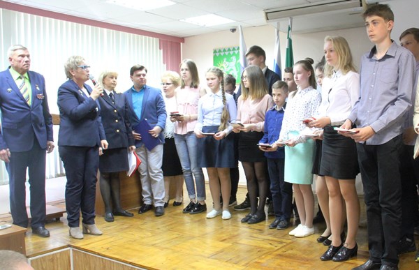 Начальник управления образования Наталья Иванова напутствует школьников, только что получивших паспорта