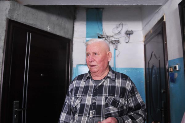 Анатолий Зырянов – один из тех смелых соседей, кто подписался под заявлением в милицию. Фото Сергея Ермохина